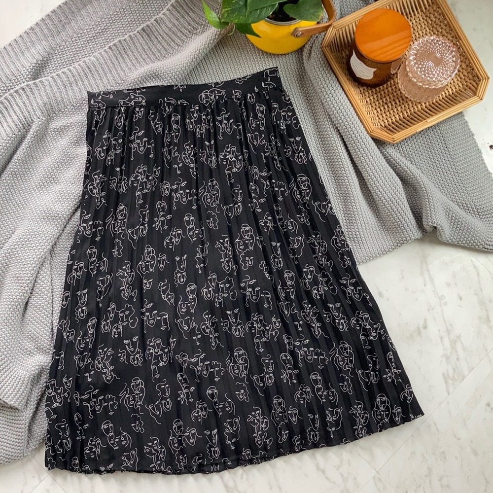Pleated chiffon skirt with faces pattern